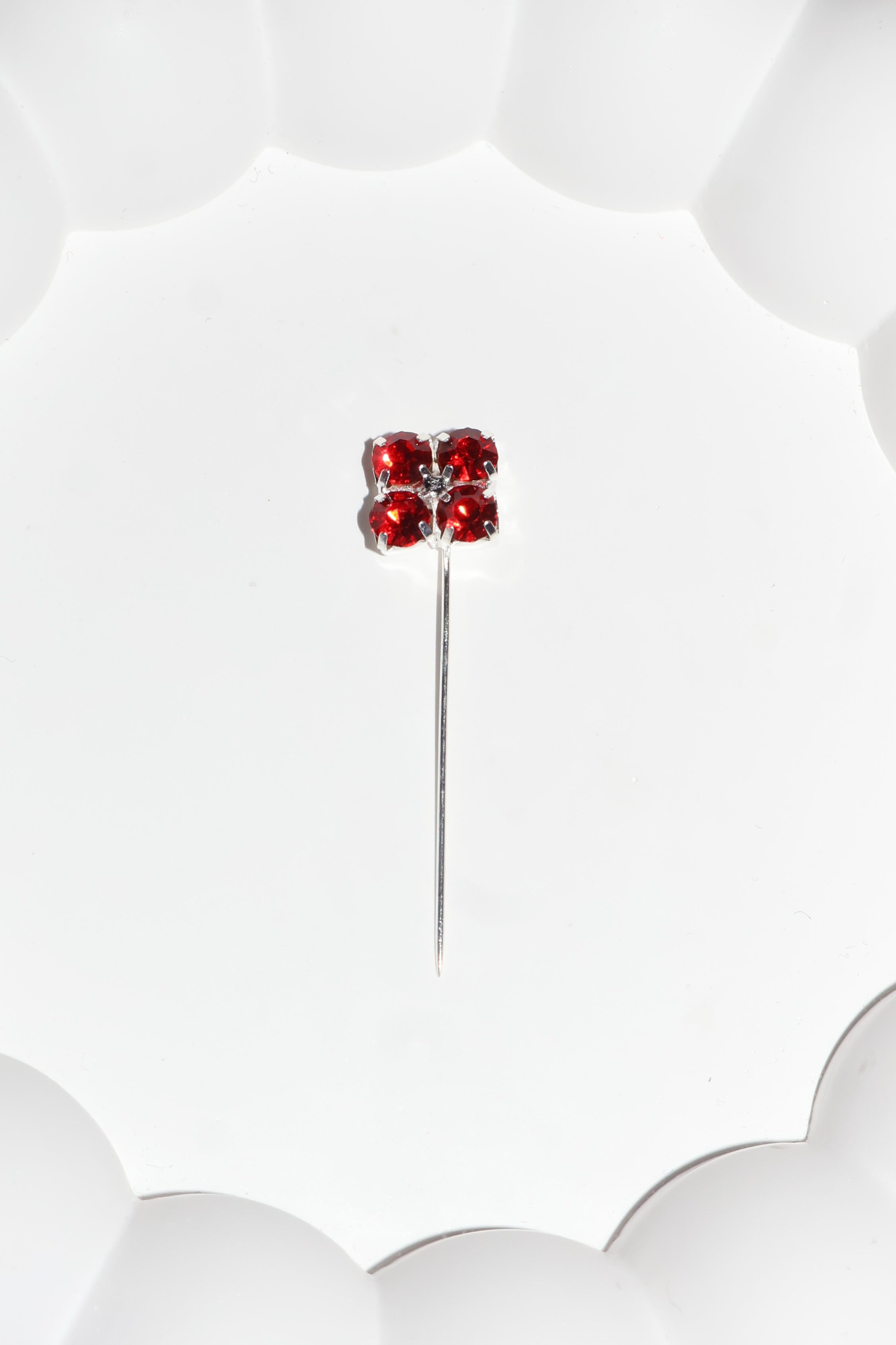 Süslü iğne kare kırmızı