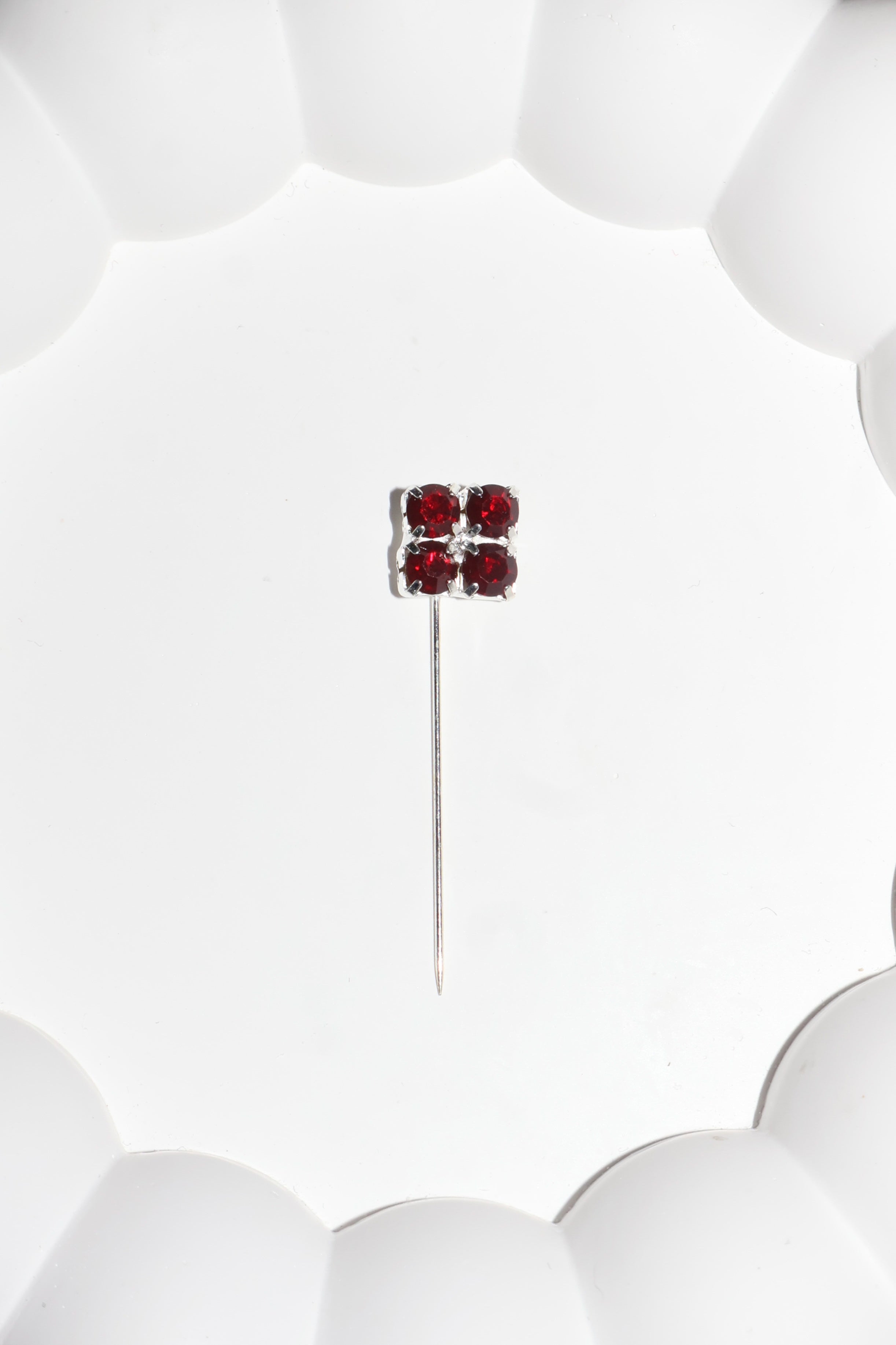 Süslü iğne bordo kare