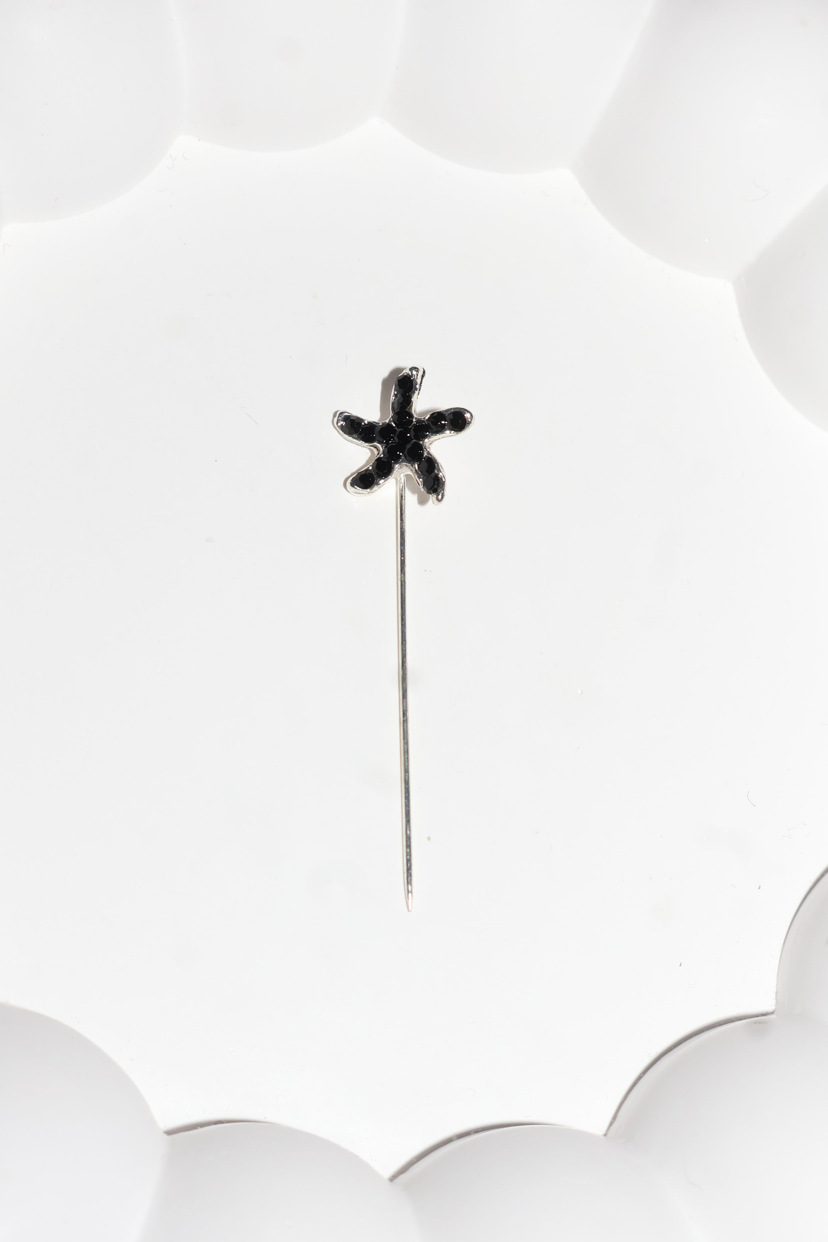 Süslü iğne siyah yıldız