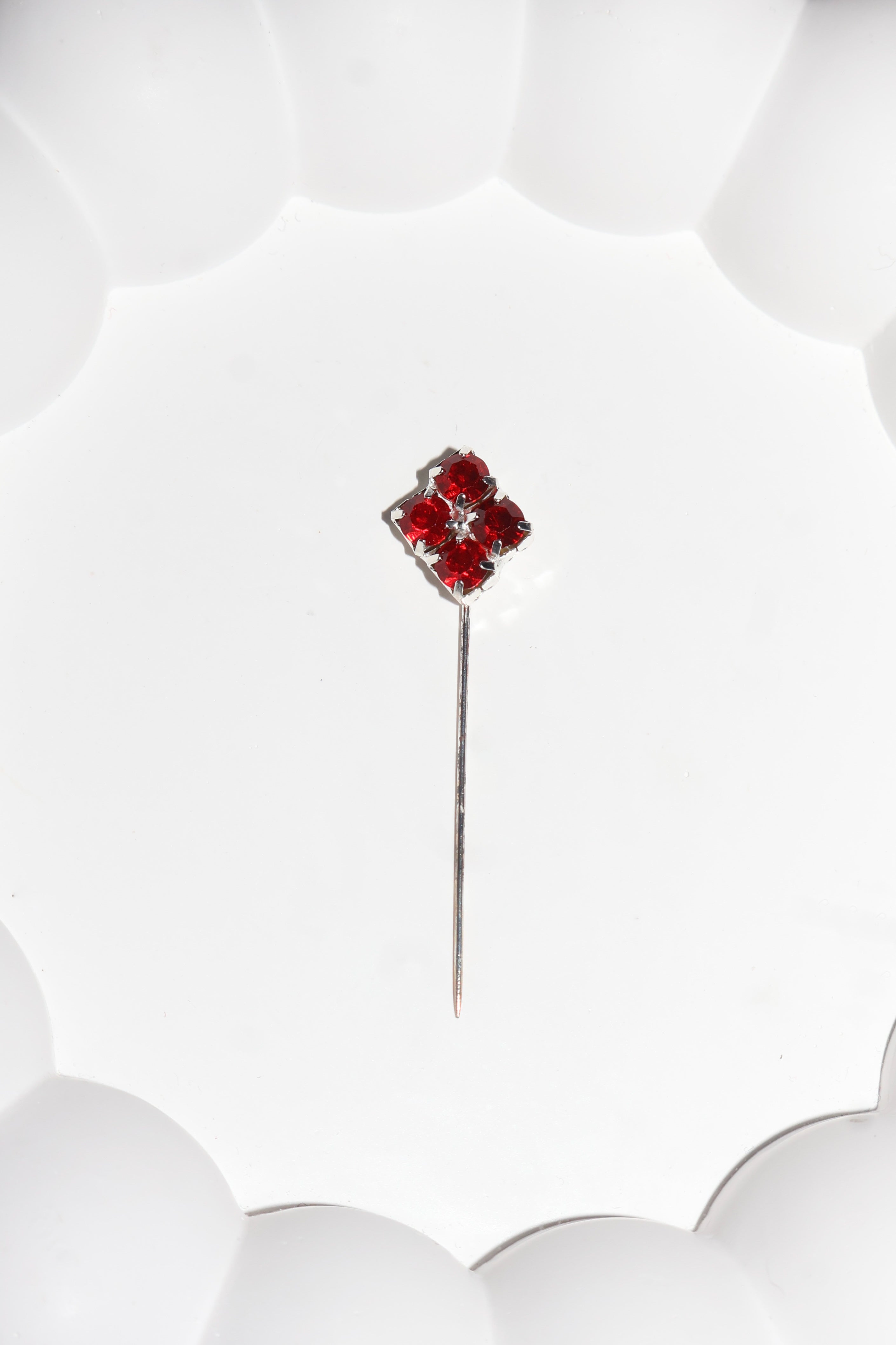 Süslü iğne kırmızı