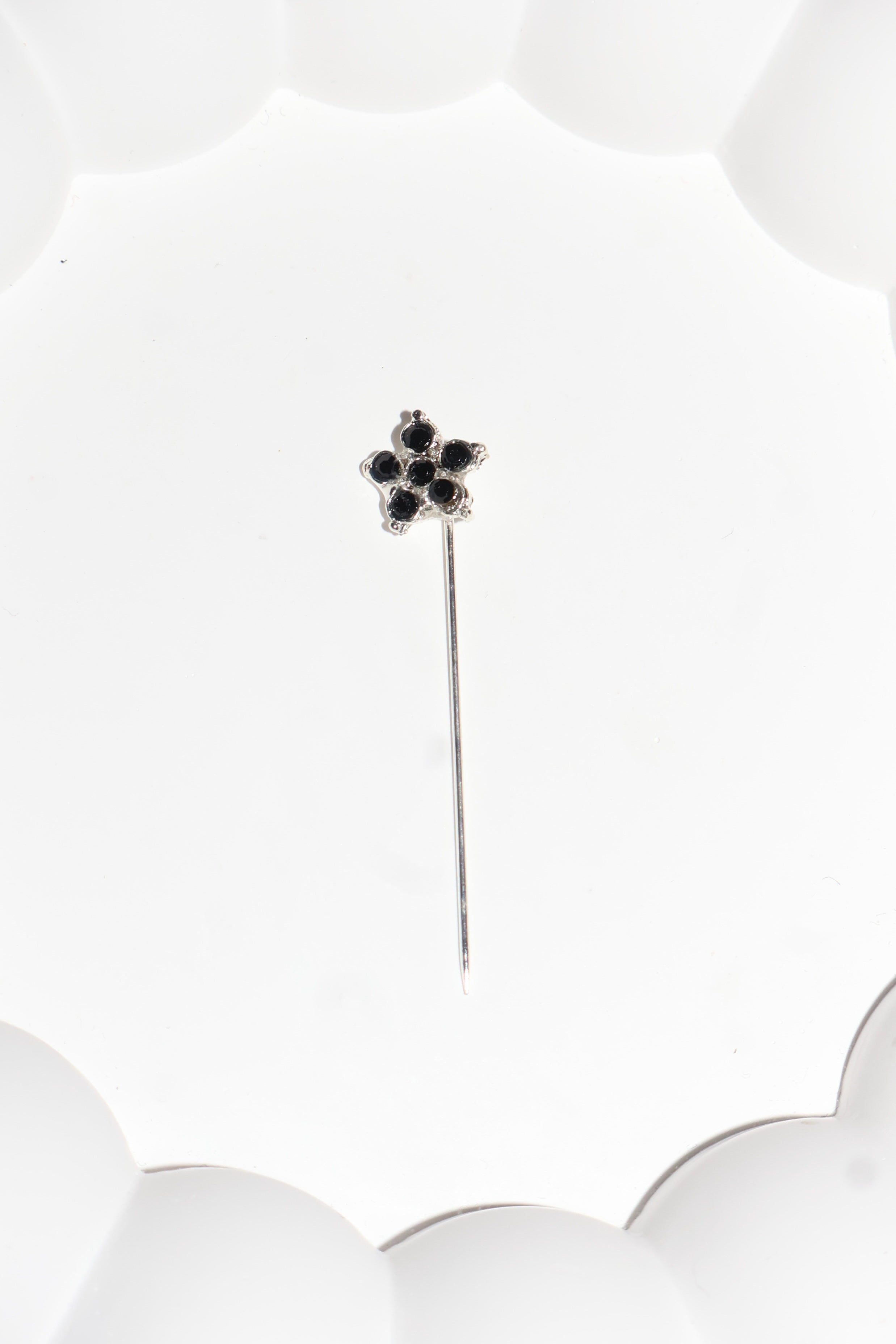 Süslü iğne küçük siyah çiçek