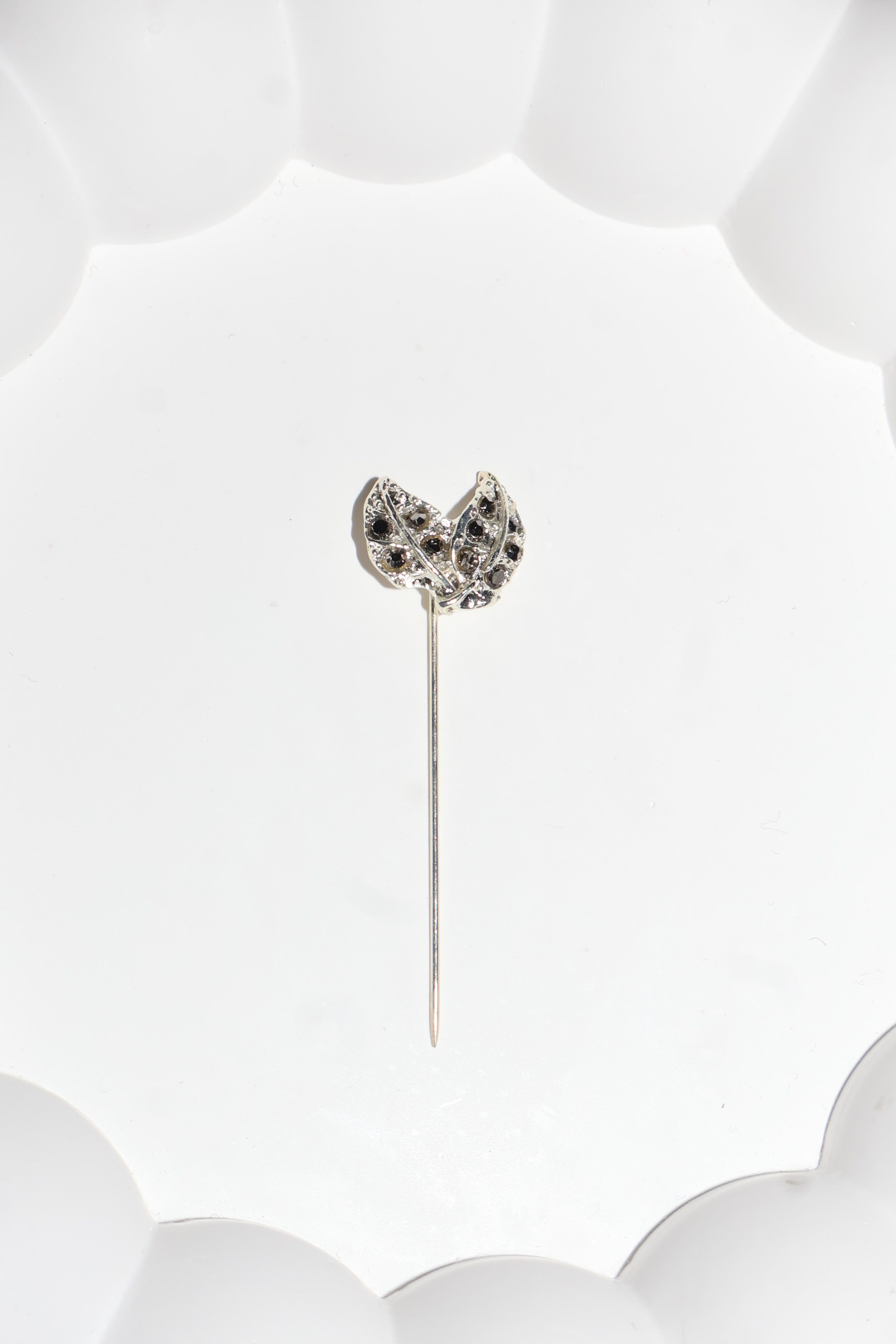 Süslü iğne siyah taşlı yaprak