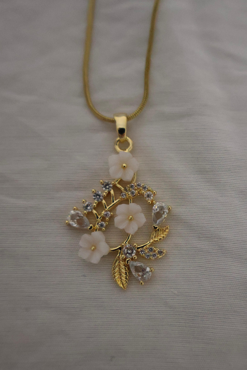 Parlak Çiçek Gold Kolye