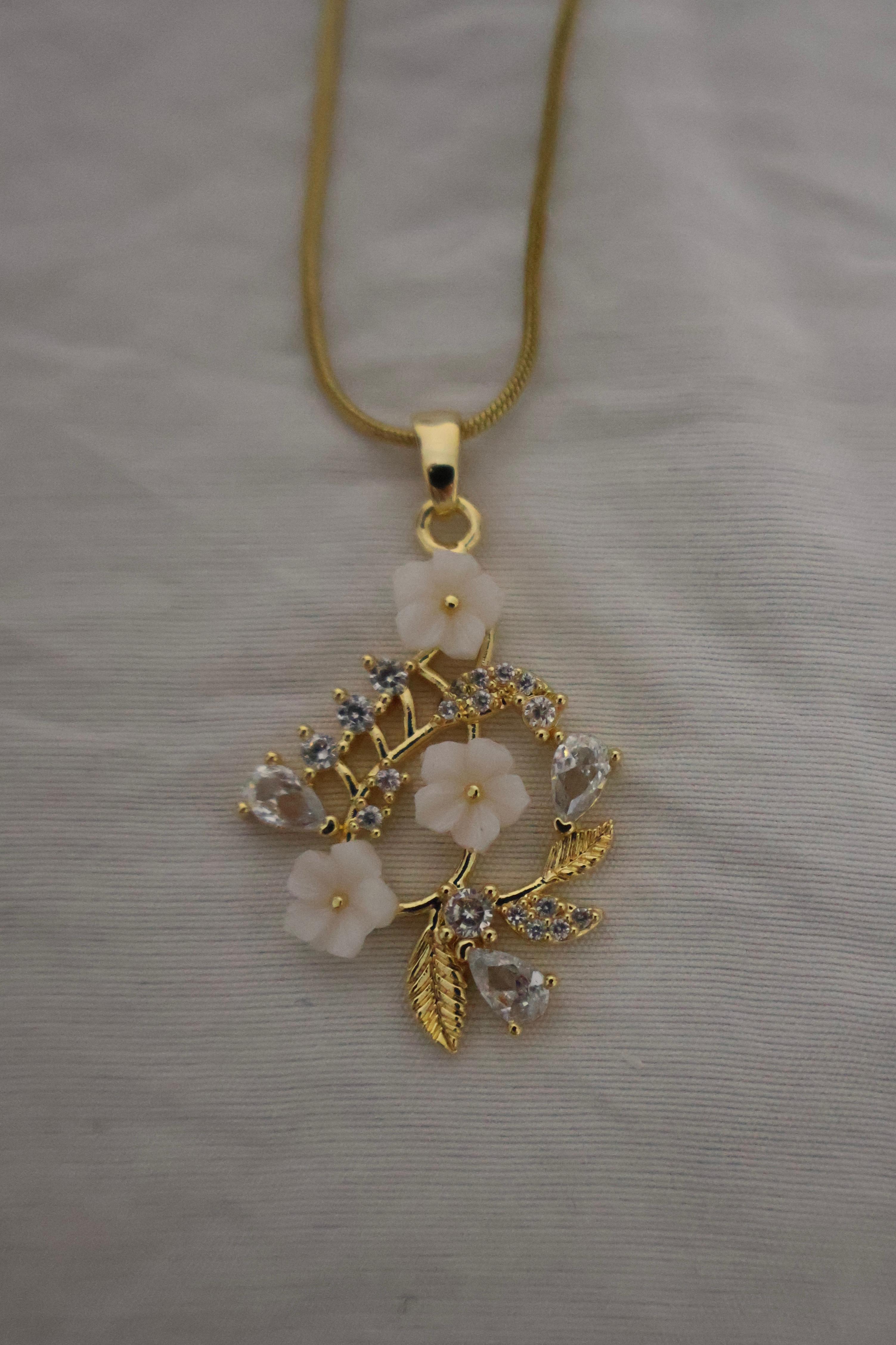 Parlak Çiçek Gold Kolye